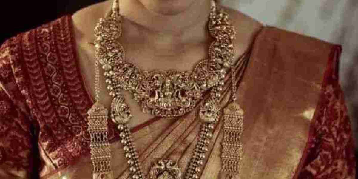 How to Pull Off the Trend for Layered Necklaces