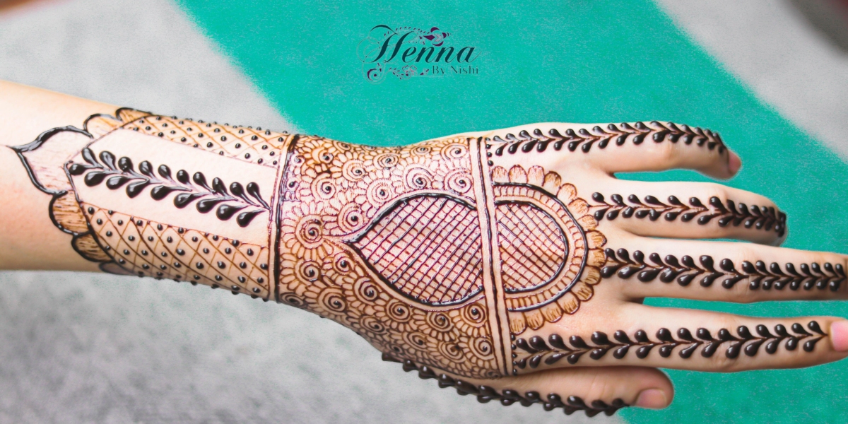 Experience the Artistry of a Henna Artist in Dubai | Henna By Nishi